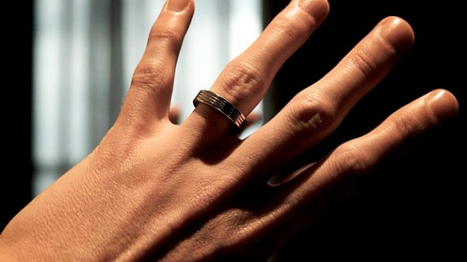 кольцо на пальце у мужчины