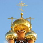 Купола церкви покрывают тонкой золотой пленкой. играющей роль эстетического украшения и эффективной защиты