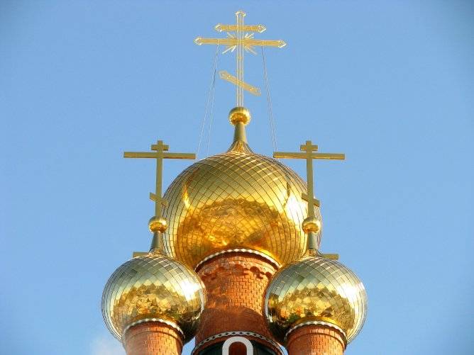 Купола церкви покрывают тонкой золотой пленкой. играющей роль эстетического украшения и эффективной защиты