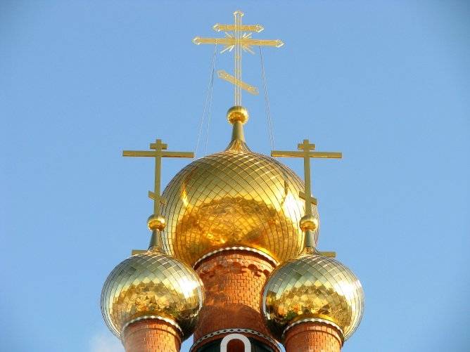 The domes of the church are covered with a thin gold film. playing the role of aesthetic decoration and effective protection 