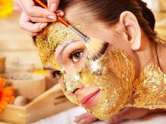 The latest fashion - a golden mask for rejuvenating and nourishing facial skin